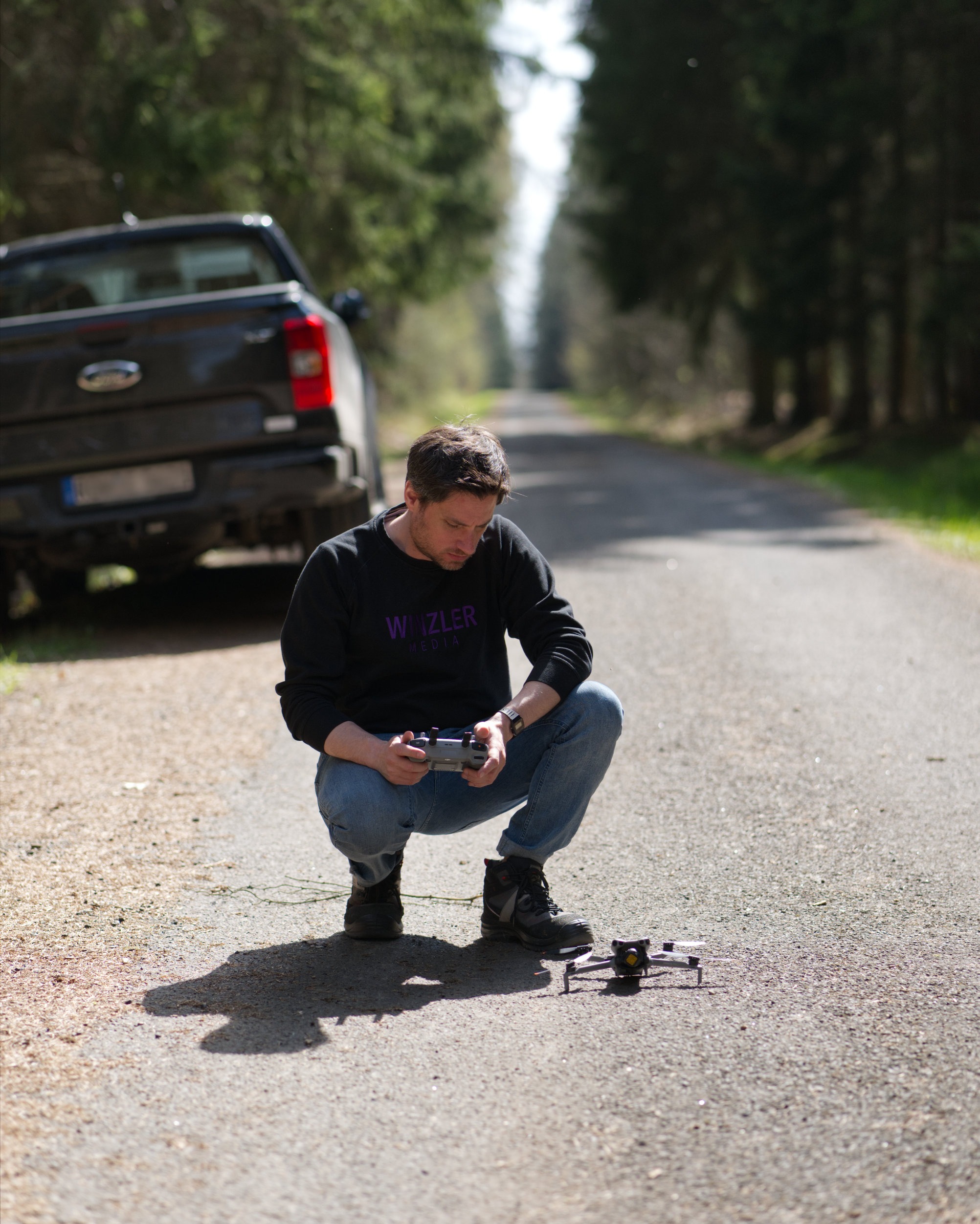 Patrick Winzler mit Drohne bei Dreh in sächsischen Wald